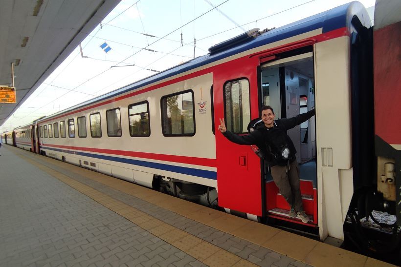 El sofía express a punto de partir desde Sofía a Estambul