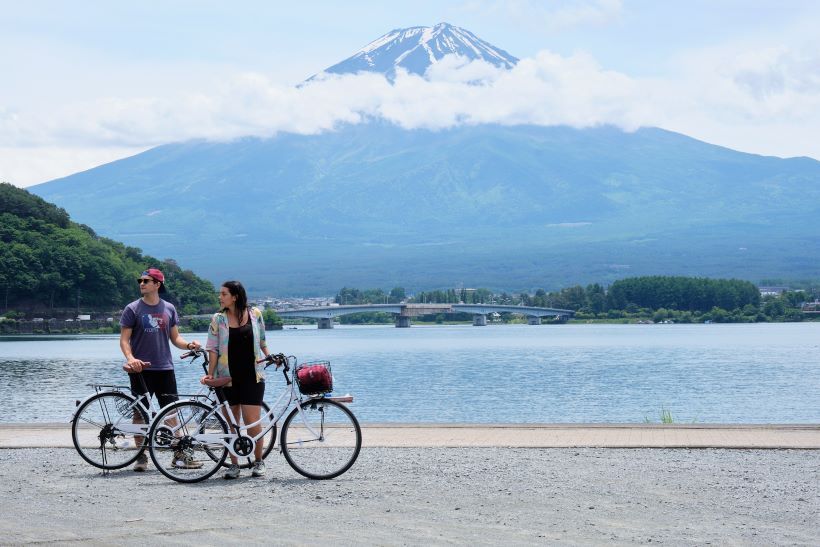 Dos personas en bicicleta con el monte Fuji de Fondo