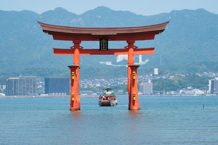 Barco cruza bajo el Torii flotante de Miyajima, cerca de Hiroshima