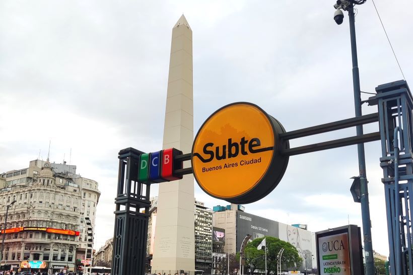 Cartel del Subte en Buenos Aires con el Obelisco al fondo