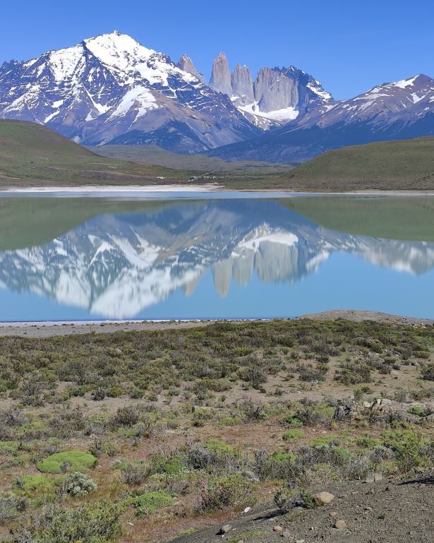 Las Torres del Paine se reflejan sobre la Laguna Amarga