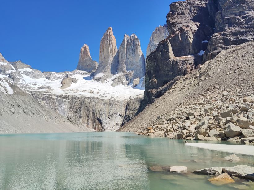 Las Torres del Paine desde el mirador base torres se ven reflejadas de forma borrosa en el lago