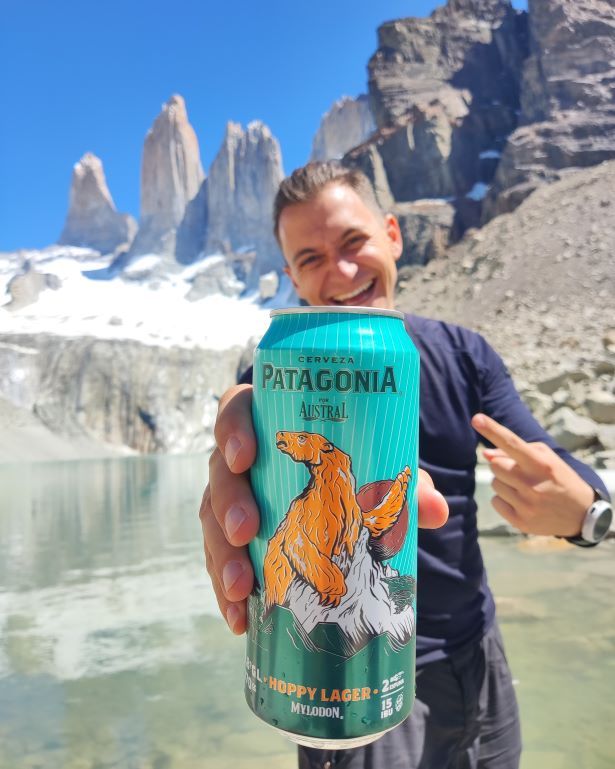 Una cerveza austral con las torres del paine como telón de fondo
