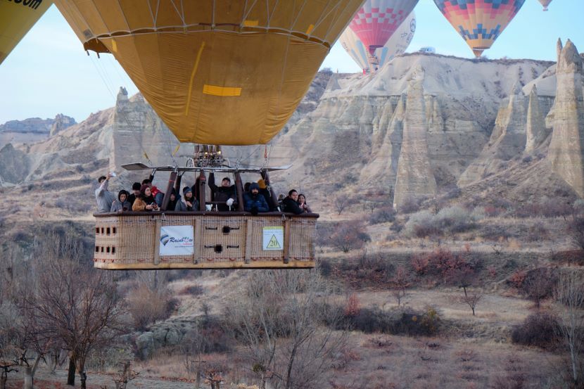 La cesta de un globo que vuela por Capadocia está llena de gente