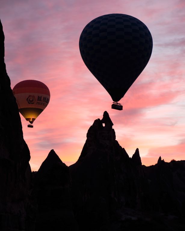 Silueta de los globos en capadocia al amanecer