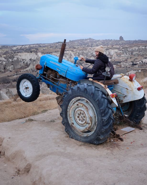 Mirador en Goreme, donde podemos ver un tractor con los valles de fondo