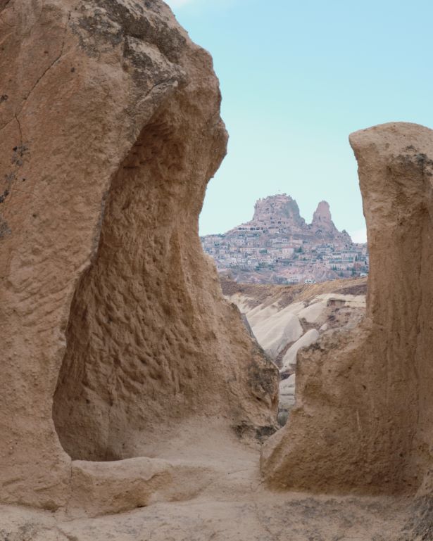 El Castillo de Uchisar se ve entre dos rocas separadas