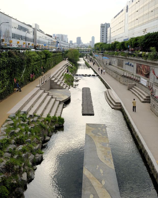 paseo por Cheonggyecheon en Seúl
