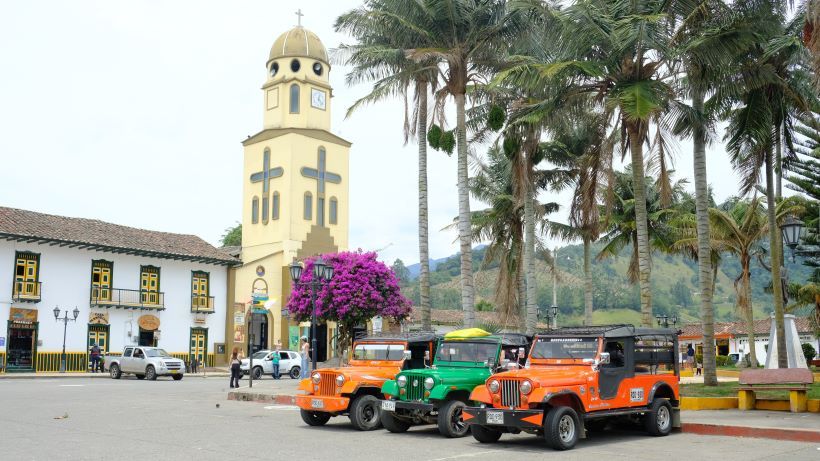 Willys aparcados en la plaza principal de Salento, en el Eje Cafetero en Colombia