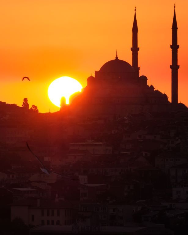 Atardecer en Estambul visto desde la zona de Gálata, con la silueta de la mezquita de Suleiman