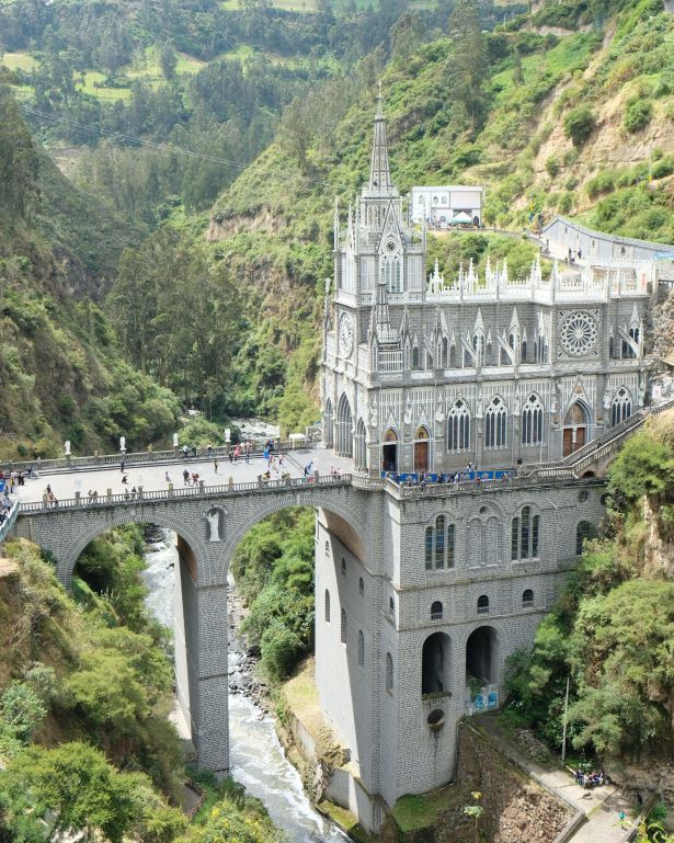 Santuario de nuestra señora de las Lajas en Ipiales, Colombia, sobre un río