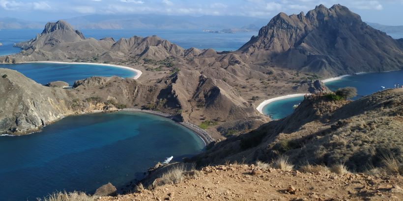 Tres bahías vistas desde el mirador de Padar, en Komodo, Indonesia