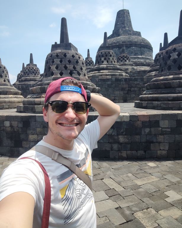 Selfie en lo alto del templo del borobudur, donde pueden verse las stupas