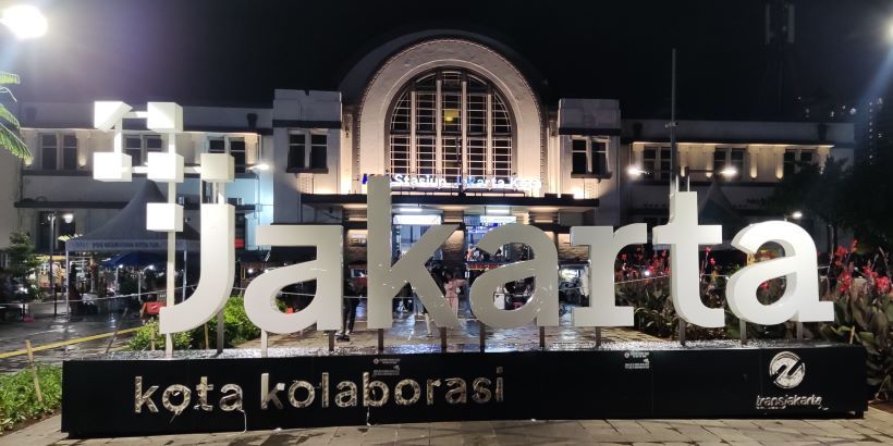 Estación de Jakarta Kota con letras de Jakarta al frente