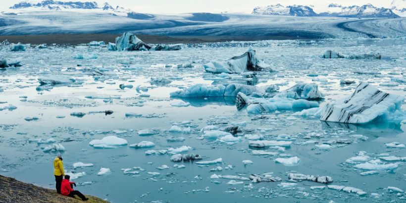 Decenas de icebergs en el lago glaciar de Jokulsarlon