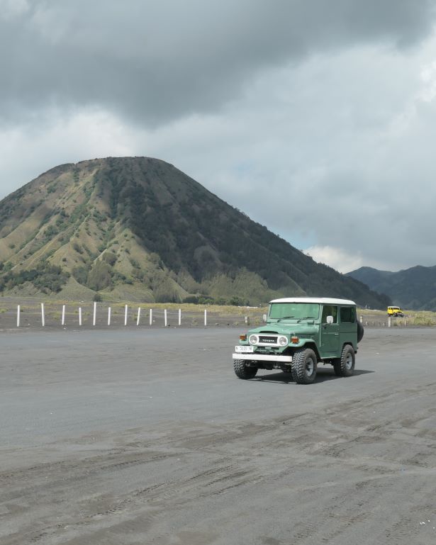 Un jeep verde frente al monte Batok, en el parque nacional Bromo Tengger Semeru