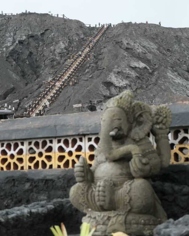 Último tramo de subida al monte Bromo por escaleras con una estatua de ganesha