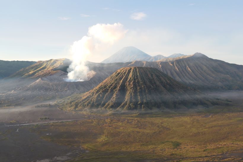 Vista del mar de arena, el monte Bromo, Batok y semeru