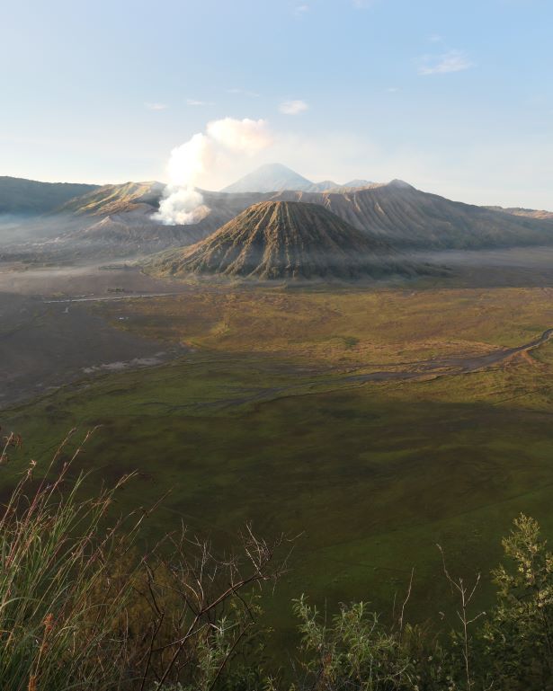 Vista del mar de arena, el monte Batok, el monte Bromo humeante y el monte Semeru al fondo