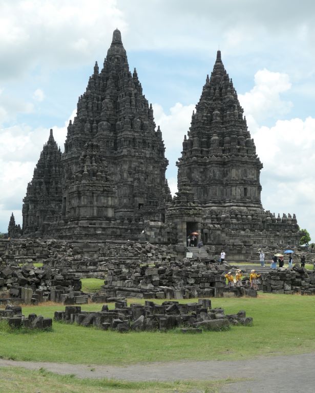 Vista de los templos de Prambanan de lejos