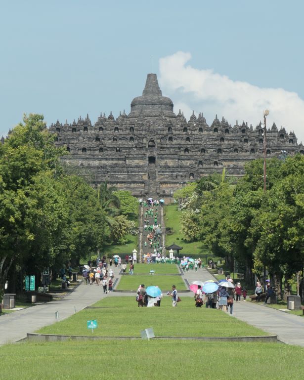 Vistas del templo de Borobudur desde lejos