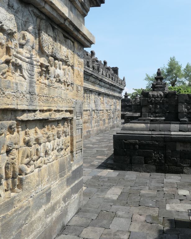 Relieves budistas en las paredes del templo de Borobudur, en Yogyakarta, Indonesia