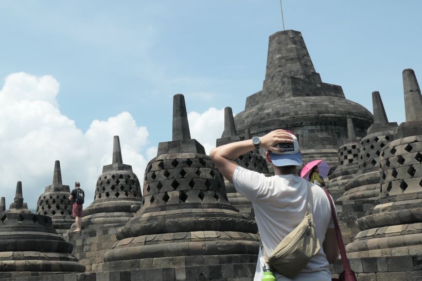 Un muchacho admira el templo de Borobudur en Indonesia