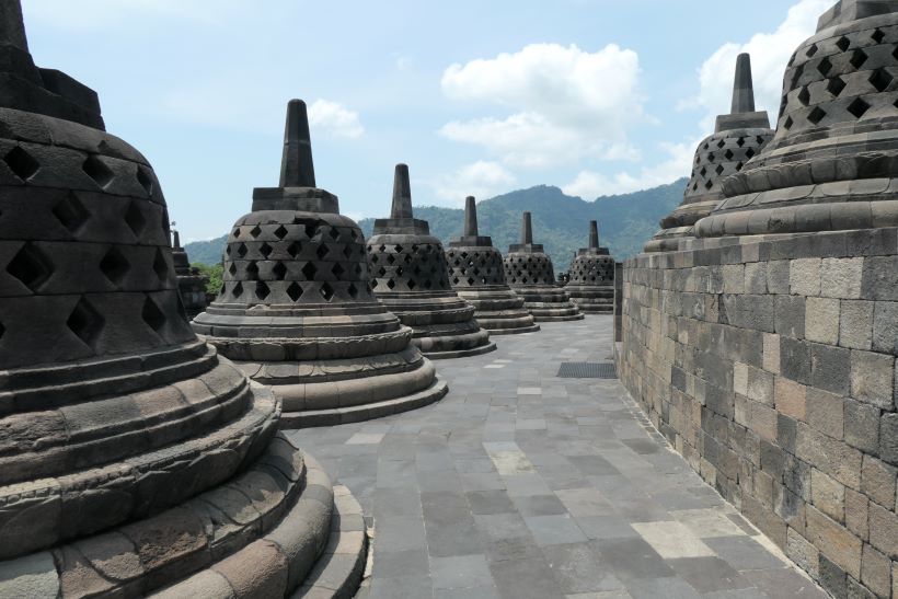 Stupas en plataforma circular de Borobudur, en indonesia