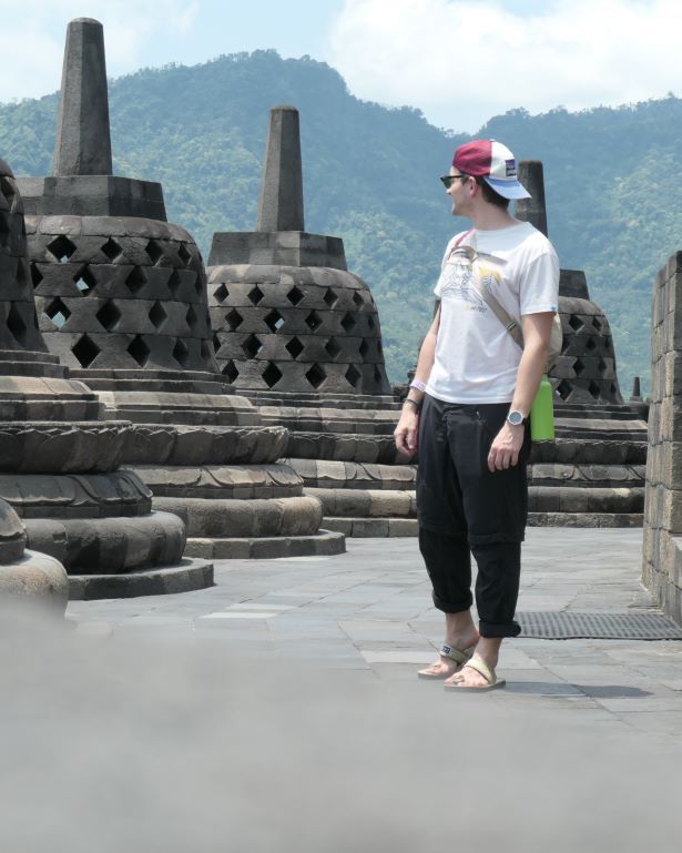un hombre en sandalias pasea por la plataforma superior del templo de Borobudur en Yogyakarta, Indonesia