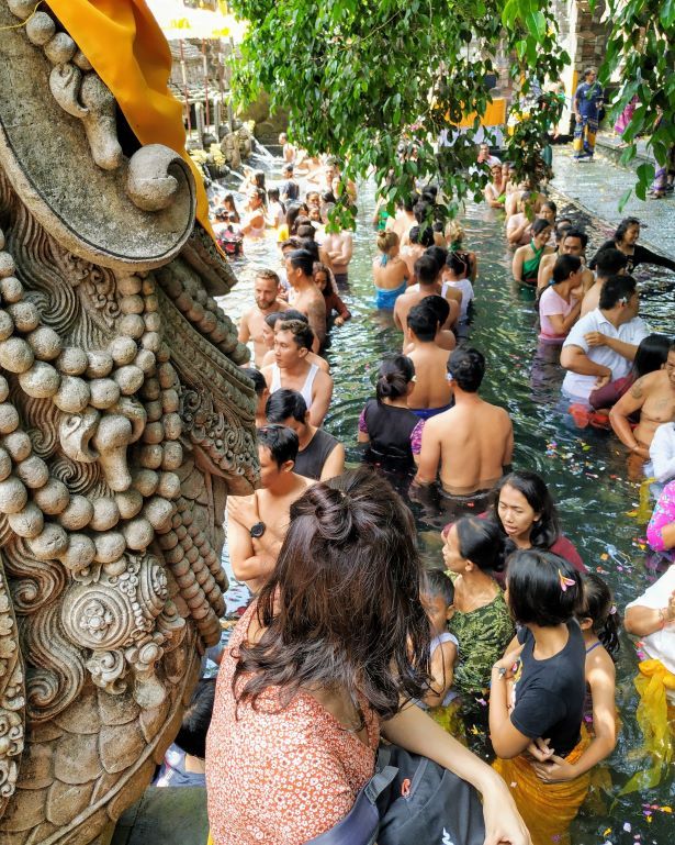 Varias personas hacen fila en el templo de Tirta Empul, Bali, Indonesia
