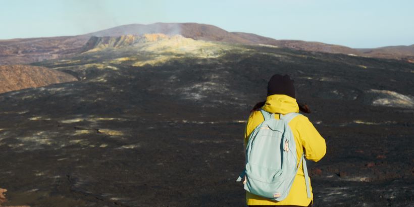 Mujer mira las coladas de lava enfriadas en Fagradalsfjall, Islandia