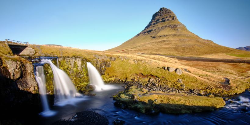 Montaña Kirkufell y kirkufellfoss