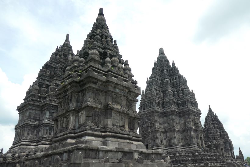 Templos de Prambanan en contrapicado