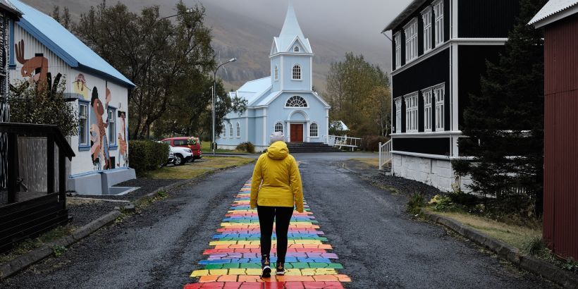 Camino arcoiris en seydisfjordur