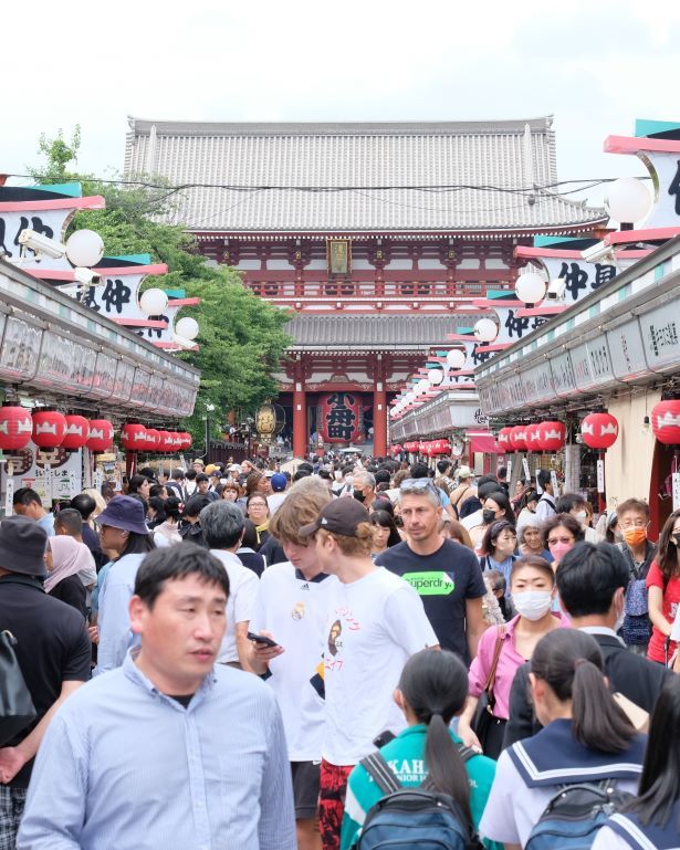 Vistas del templo de senso-ji desde la puerta kaminarimon