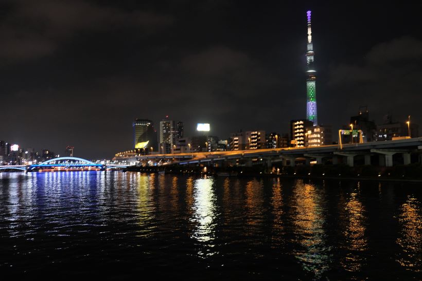Vistas de Asakusa y Tokio Skytree por la noche y el río y los puentes, Tokio,  Japon