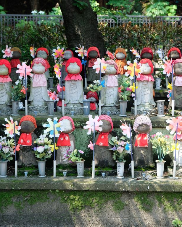 Estatuas Jizo en templo Zojoji de Tokio que representan los niños no nacidos y los que están por nacer