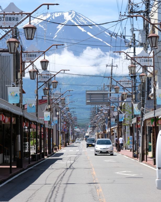 Una calle con el monte Fuji de fondo