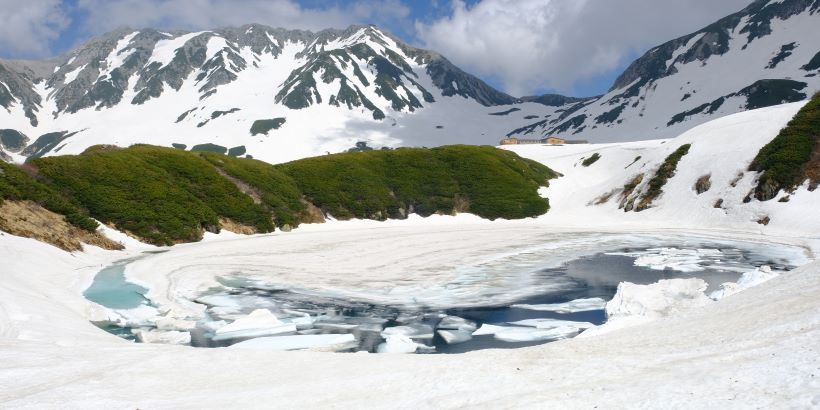 Lago helado en la ruta alpina Tateyama Kurobe