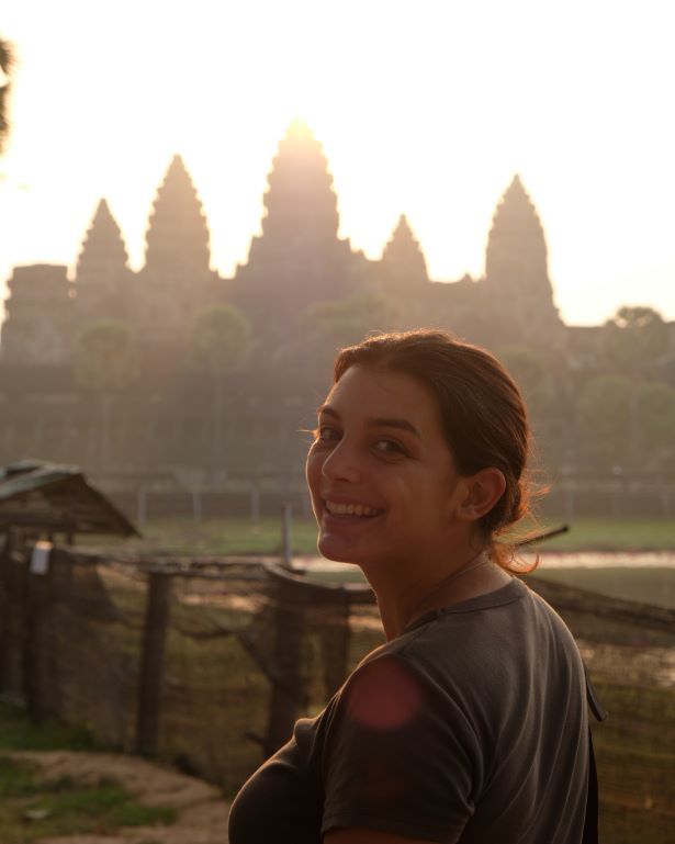 Una chica ve amanecer en Angkor Wat, Camboya