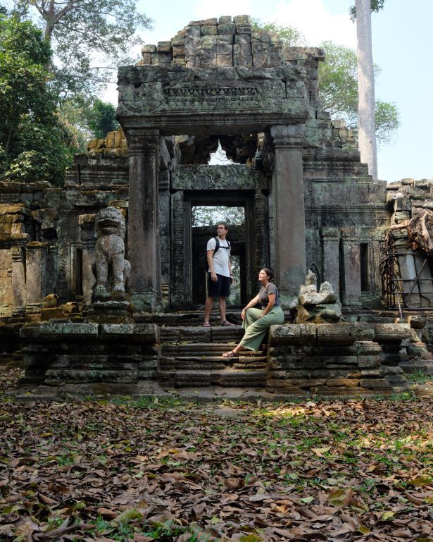 Dos personas posan en Preah Khan, en Angkor Wat, Camboya