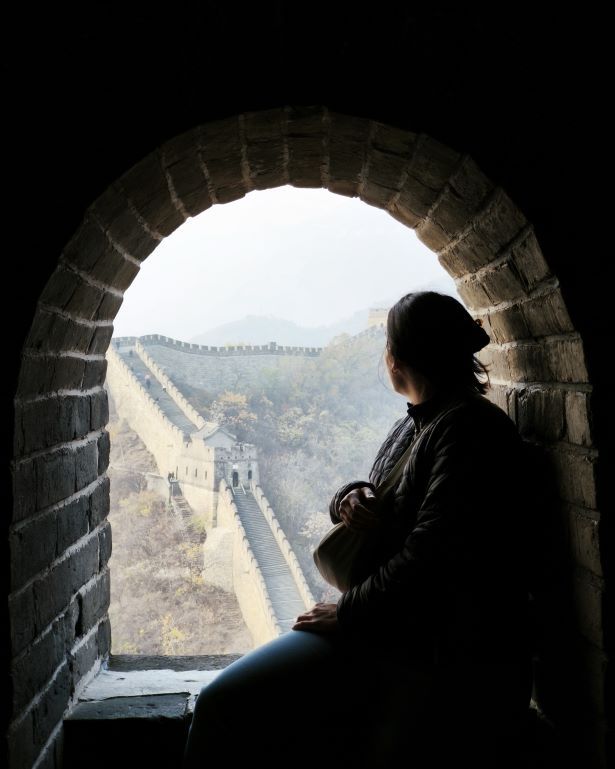 Vistas de la Gran Muralla China en Mutianyu a través de una ventana de arco