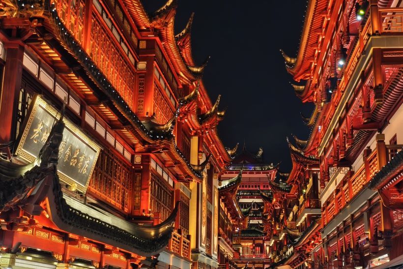 El hutong de Yuyuan en Shanghai iluminado por la noche. China