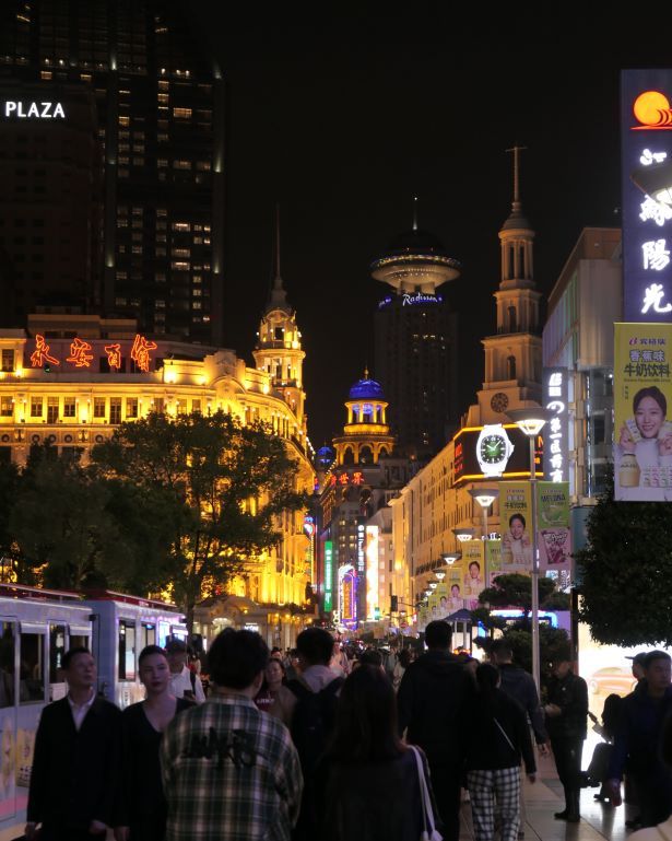 Nanjing Road, la mayor calle comercial de Shanghái, por la noche. China