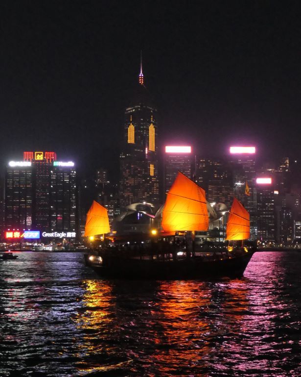Un barco tradicional surca victoria Bay en Hong Kong