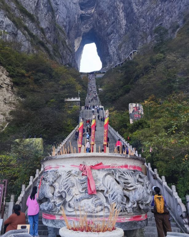 Vista frontal de la puerta de la montaña de Tianmen desde la parte inferior con una urna de incienso al frente