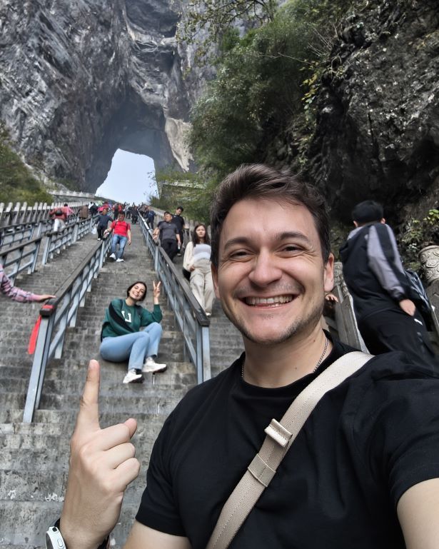 Dos personas se hacen un selfie en los 999 escalones de subida hacia Tianmen