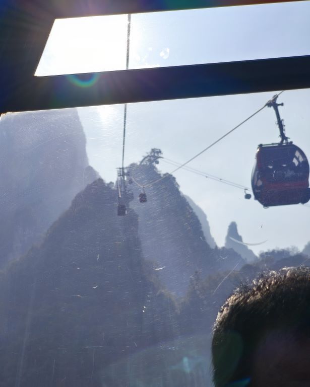 Vistas del teleférico largo de la montaña de Tianmen desde la góndola