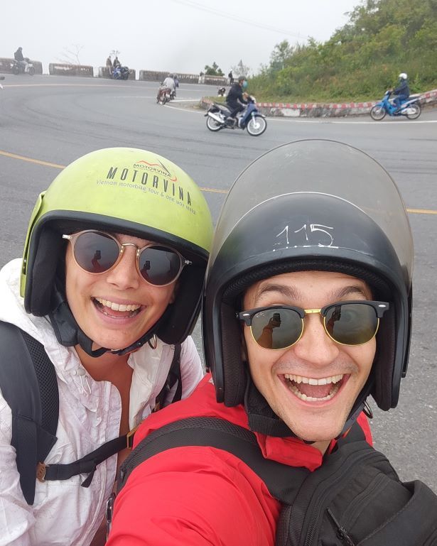 Selfie en la curva más famosa del Hai Van Pass, entre Hue y Hoi An, Vietnam