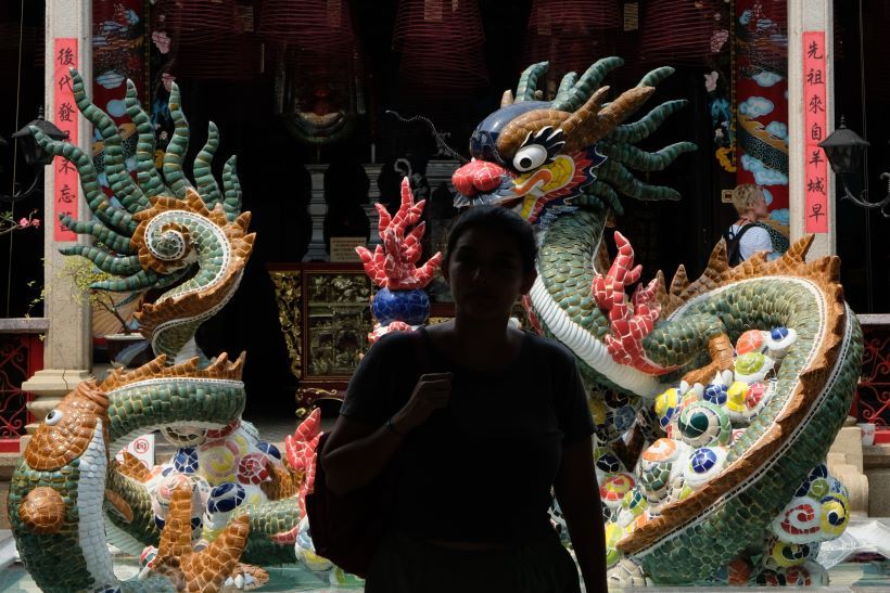 silueta frente a dragones en Hoi An, Vietnam